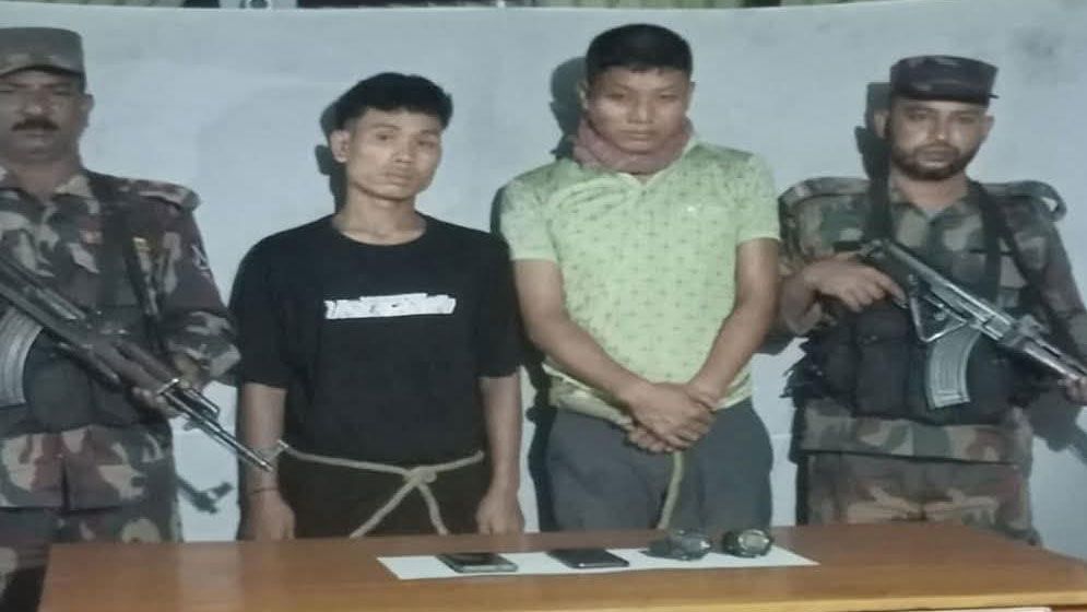 বিজিবির হাতে আটক নয়ন চাকমা ও উলাই চাকমা। ছবি: যুগান্তর
