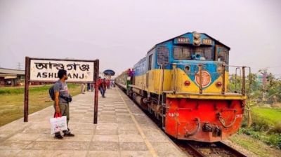অর্ধেক বগি রেখে চলে গেল মহানগর এক্সপ্রেস