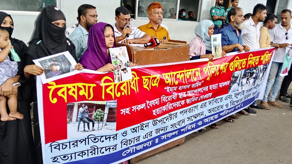 Masturbation cums on pussy close-up