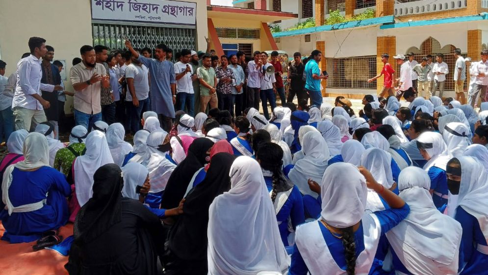 ইউএনওর অপসারণ দাবিতে ফের আন্দোলনে শিক্ষার্থীরা