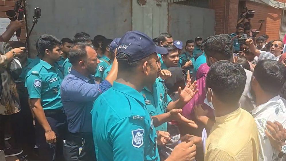 সচিবালয়ের সামনে শহীদ ও আহতদের পরিবারের বিক্ষোভ