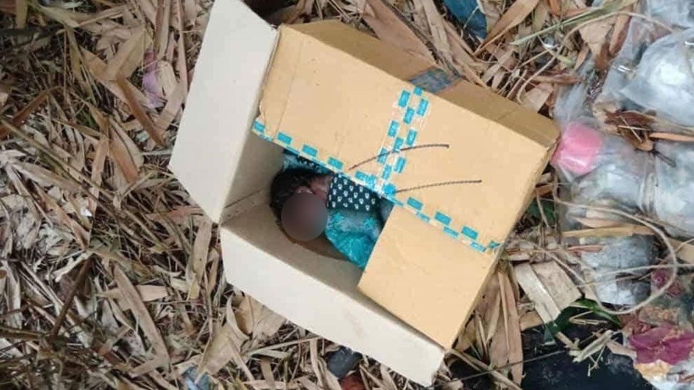 উদ্ধার নবজাতক। ছবি: যুগান্তর