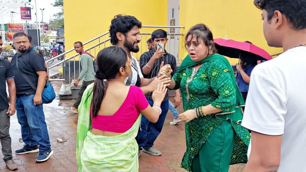 পাওনা টাকা আদায়ে পথে নামলেন টালিউড অভিনেত্রী