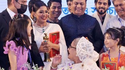 শেখ হাসিনার সঙ্গে ছবি প্রকাশ করে যা বললেন বাঁধন