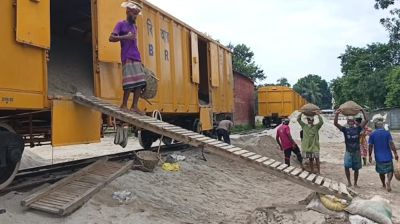 বালু পরিবহণে ট্রেনপ্রতি ৩ লাখ টাকা ঘুস নেওয়ার অভিযোগ