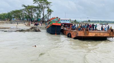 উত্তাল সাগর, উপকূলে বইছে ঝোড়ো বৃষ্টি