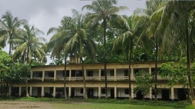 খসে পড়ছে শত বছরের পুরাতন মাদ্রাসার ছাদ, আতঙ্কে শিক্ষার্থীরা