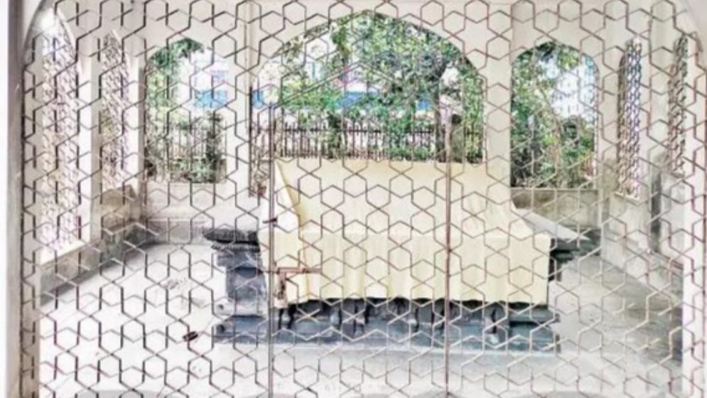 কালের সাক্ষী গিয়াসউদ্দিন আজম শাহের সমাধি