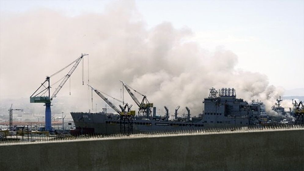 জাপানে মার্কিন নৌবাহিনীর জাহাজে আগুন