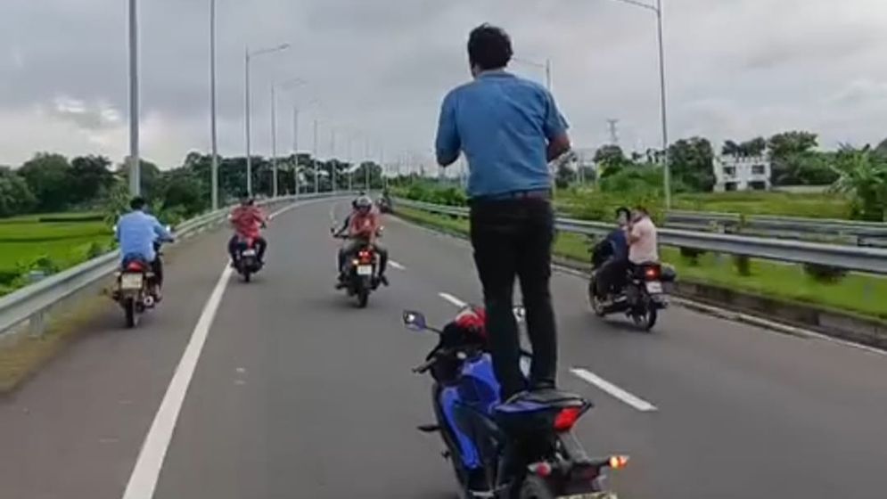 কর্ণফুলী টানেলের সড়কে বাইকে ঝুঁকিপূর্ণ স্ট্যান্ট, ভিডিও ভাইরাল
