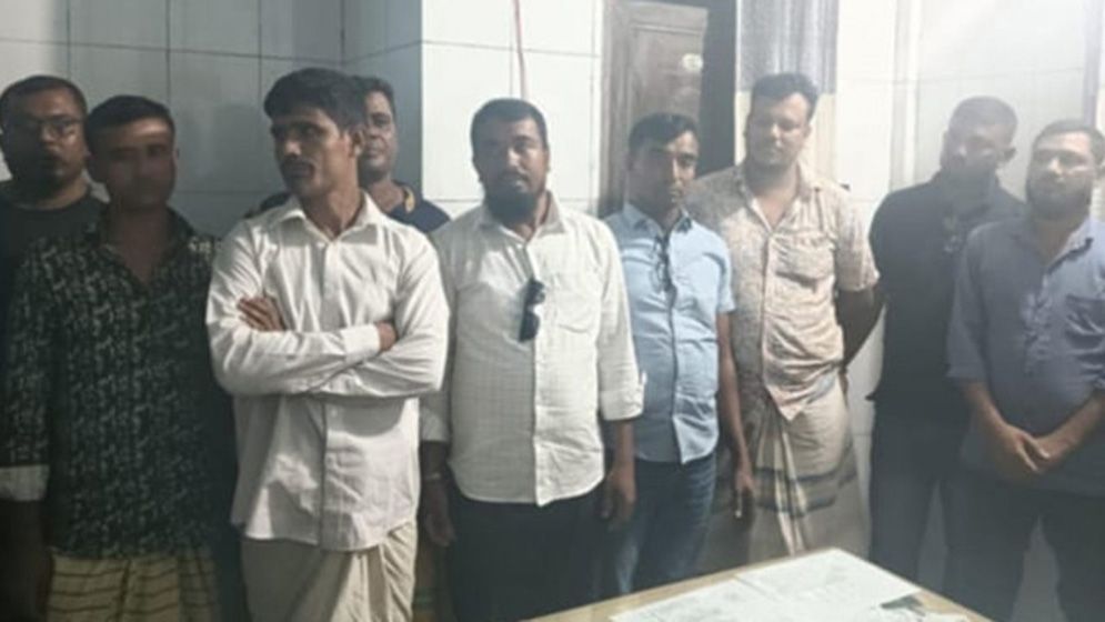 স্বেচ্ছাসেবক লীগ নেতার শোরুমে জুয়ার আসরে বিএনপি নেতাসহ আটক ৯