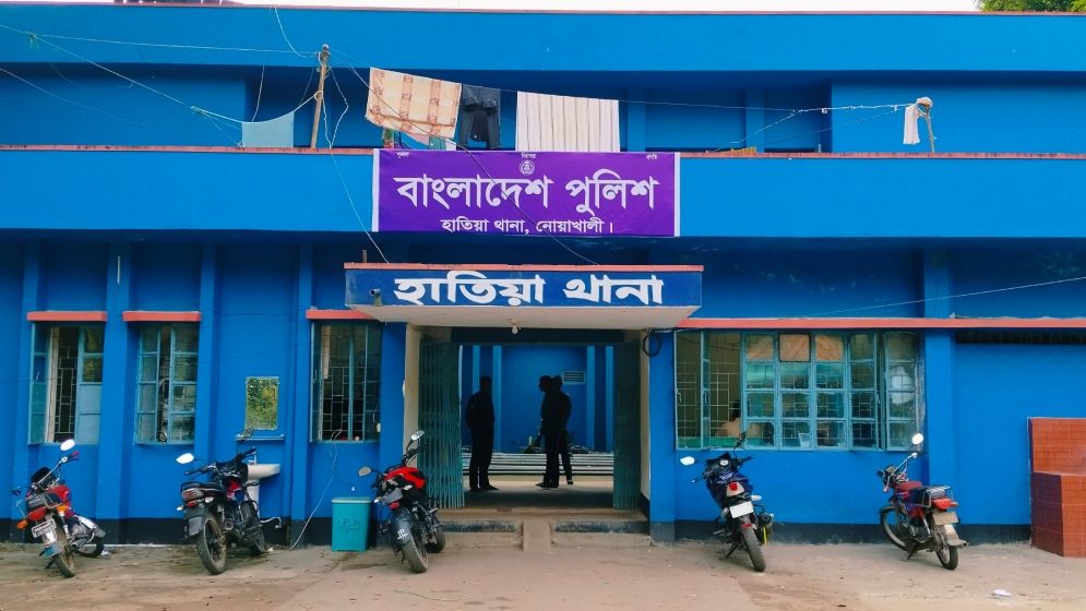 হাতিয়ায় চোর সন্দেহে পিডিবি কর্মীদের বেঁধে পিটুনি, প্রাণ গেল একজনের