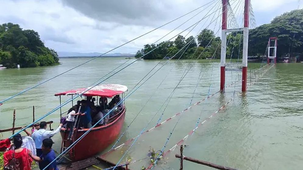 এক মাস ধরে তিন ফুট পানির নিচে রাঙামাটির ঝুলন্ত সেতু
