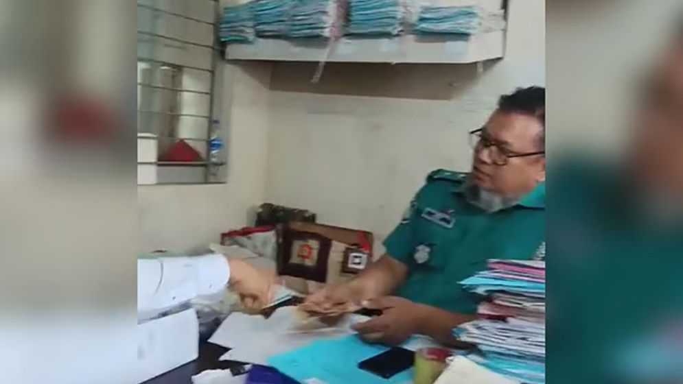 ভিডিও ভাইরাল হওয়ার পর পুলিশের এসআই শাহিন ভূঁইয়াকে প্রত্যাহার করা হয়েছে। ছবি: ভিডিও থেকে নেওয়া