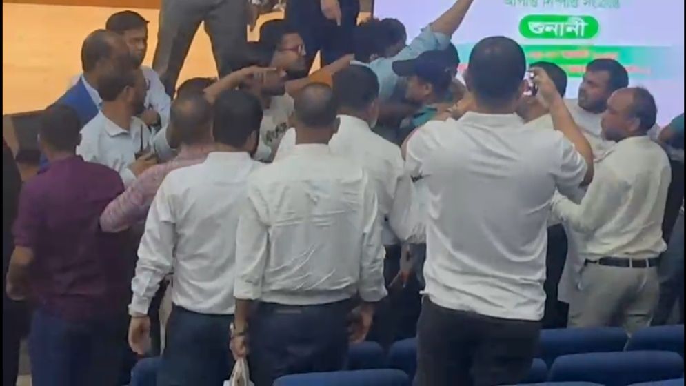 সীমানা পুনঃনির্ধারণের ওপর ইসির শুনানির মধ্যে হট্টগোল