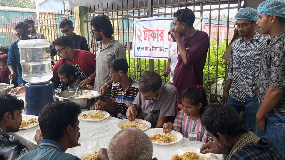 দুই টাকার হোটেল, মেনুতে মাংস ডাল ভাত মিষ্টি