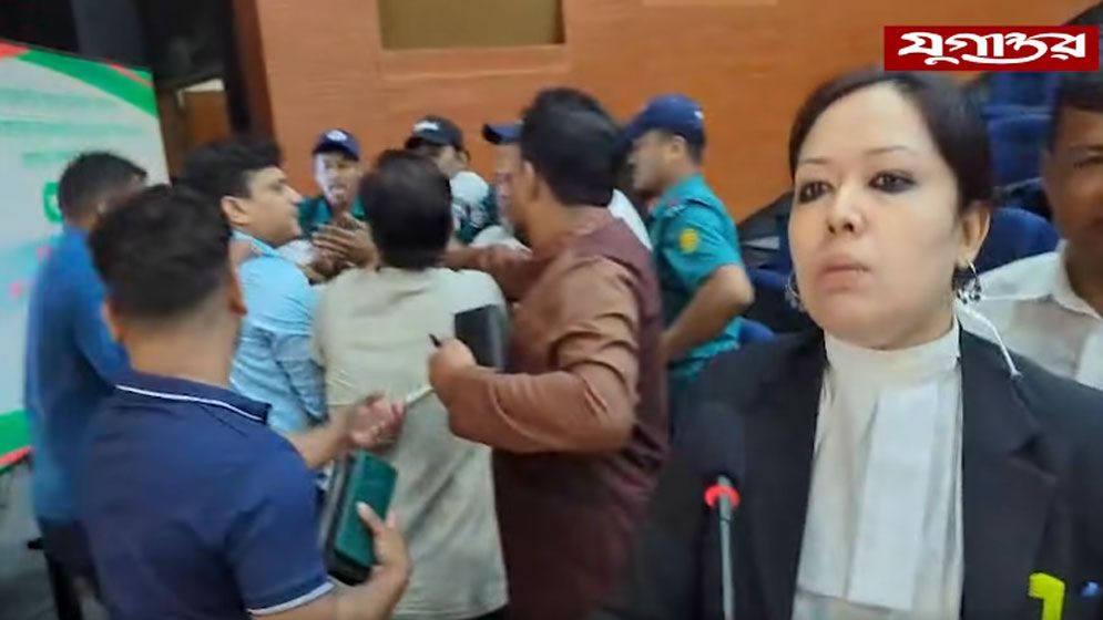 ইসিতে রুমিন ফারহানা সমর্থকদের সঙ্গে এনসিপি নেতার হাতাহাতি