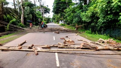 বাগেরহাটে চারটি সংসদীয় আসন বহালের দাবিতে হরতাল পালিত