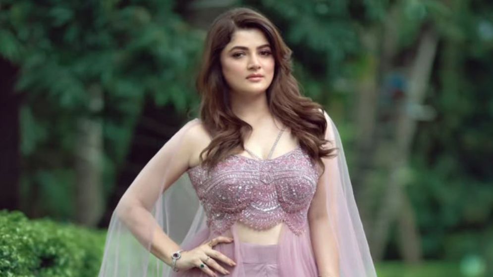 হালকা সাজে মুগ্ধতা ছড়ালেন শ্রাবন্তী