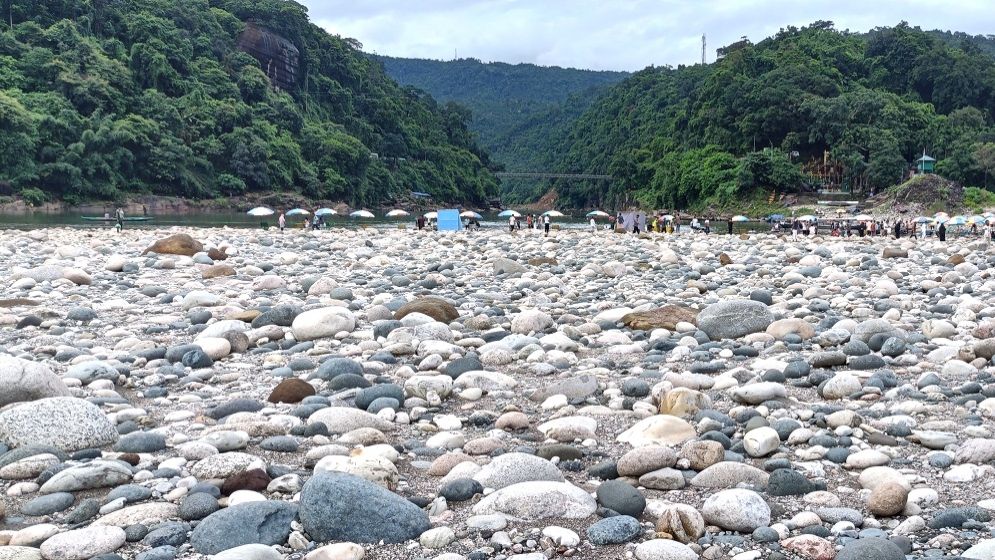 জাফলং থেকে লুট হওয়া পাথর ফেরতের নির্দেশ