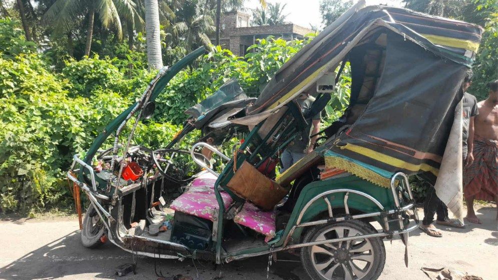 খুলনার ডুমুরিয়ায় ট্রাকের ধাক্কায় একটি ইজিবাইক দুমড়ে-মুচড়ে যায়। ছবি: সংগৃহীত