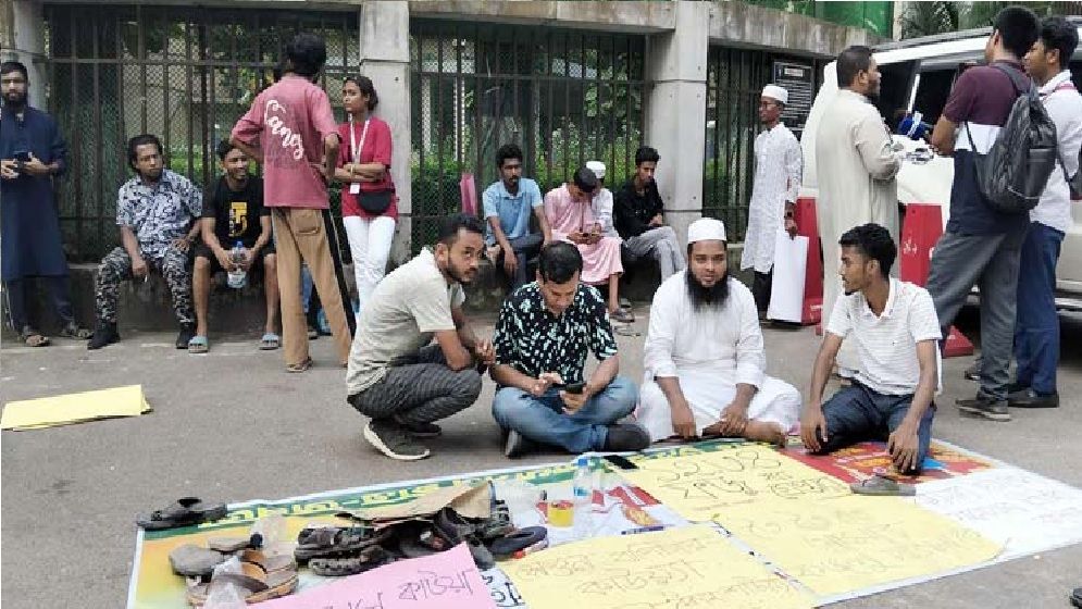 ফজলুর রহমানকে গ্রেফতারের দাবিতে বাসার সামনে অবস্থান