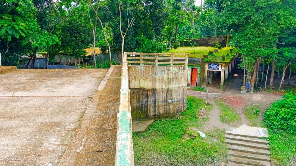 ঢাল নেমেছে ভবনের ছাদে, মই দিয়েও ওঠা যায় না ব্রিজে