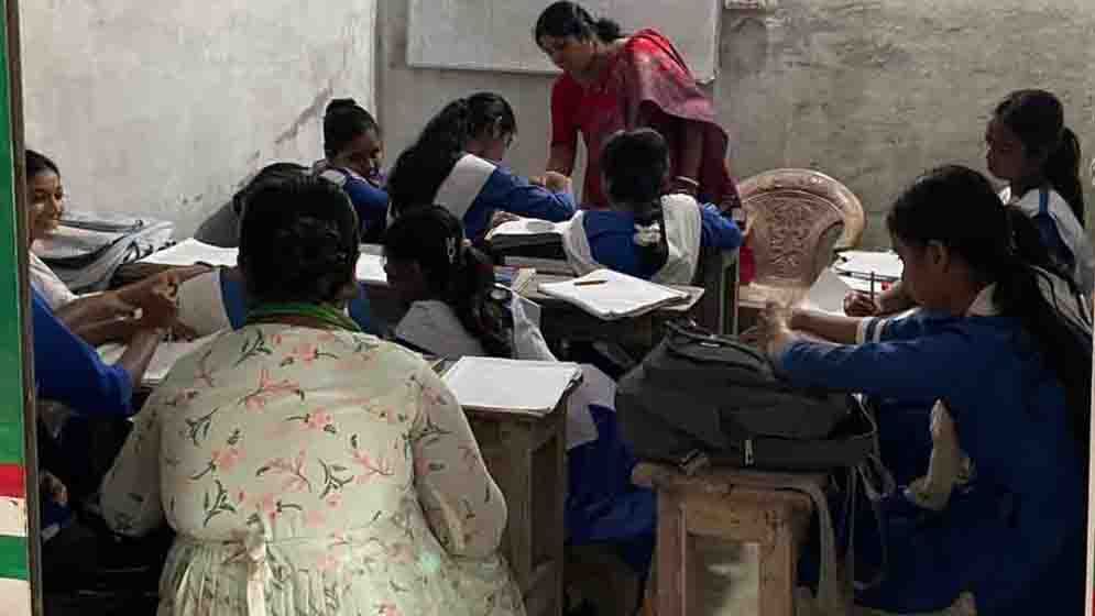 শ্রেণিকক্ষে হাঁটুপানি, ভাড়া করা ঘরে চলছে পাঠদান