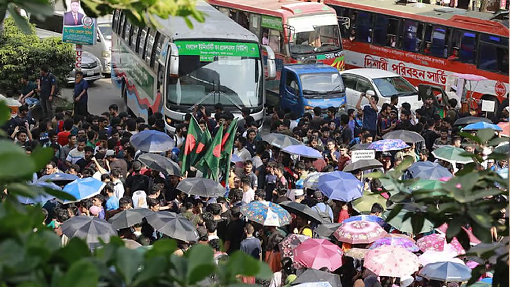 সাড়ে ৪ ঘণ্টা পর অবরোধ প্রত্যাহার বুয়েট শিক্ষার্থীদের