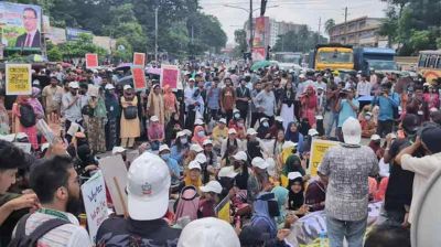 রাজধানীর বিভিন্ন পয়েন্টে সড়ক অবরোধ করে বিক্ষোভ, তীব্র যানজট