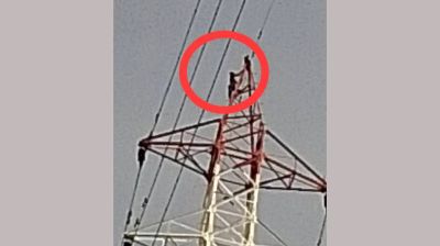 ৩৪০ ফুট উঁচু বিদ্যুতের টাওয়ার থেকে যেভাবে নামানো হলো যুবককে