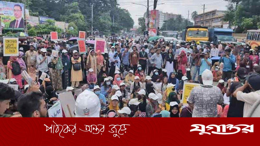 রাজধানীর বিভিন্ন পয়েন্টে সড়ক অবরোধ করে বিক্ষোভ, তীব্র যানজট