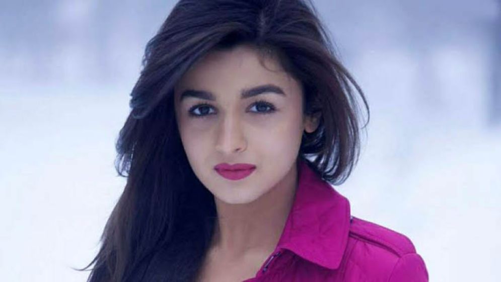 অনুমতি ছাড়া ভিডিও করায় ক্ষুব্ধ অভিনেত্রী