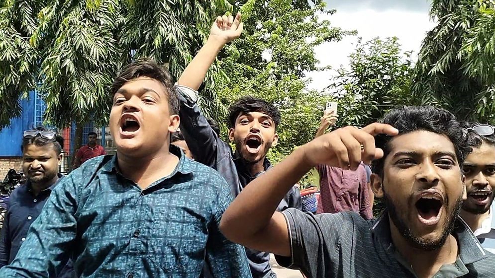 আদালতে ‘জয় বাংলা’ স্লোগান দিয়ে পালাল নিষিদ্ধ ছাত্রলীগ নেতাকর্মীরা