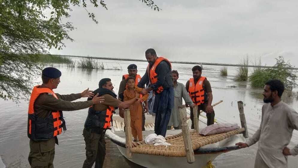তিন নদীর বাঁধ খুলে দিয়েছে দিল্লি, বন্যা এড়াতে পাকিস্তানকে ভাসিয়ে দিল ভারত
