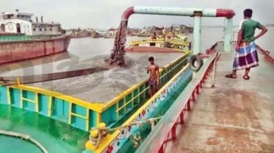 মতলব উত্তরে চলছে বালু লুটের উৎসব