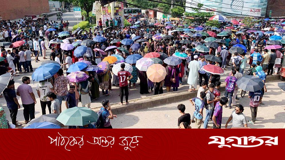 প্রকৌশল শিক্ষার্থীদের ওপর হামলার প্রতিবাদে ঢাকা-রাজশাহী মহাসড়ক অবরোধ