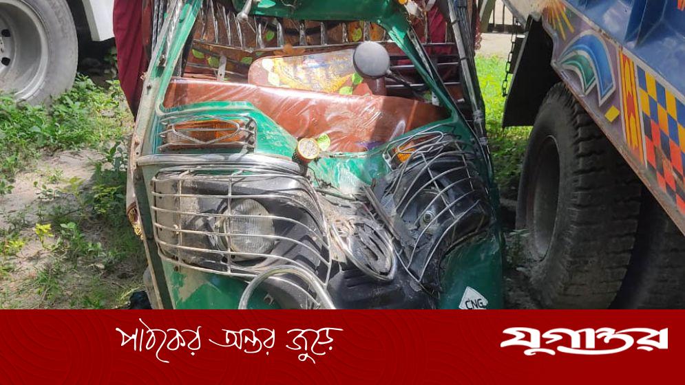 ত্রিশালে ট্রাক-সিএনজি সংঘর্ষে চালকসহ নিহত ২