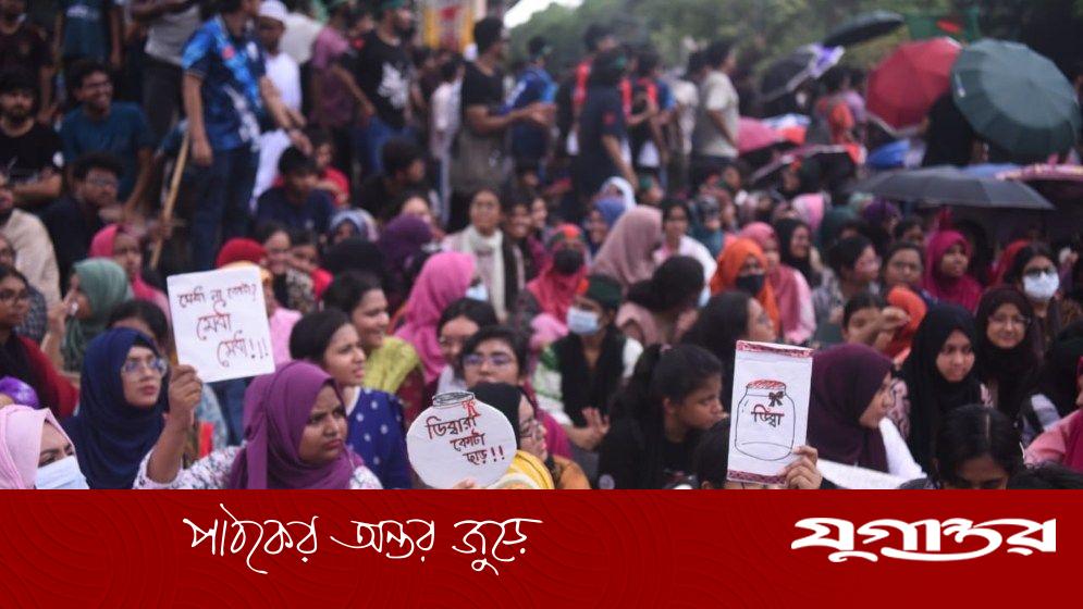 প্রধান উপদেষ্টার বাসভবন অভিমুখে প্রকৌশলের শিক্ষার্থীরা