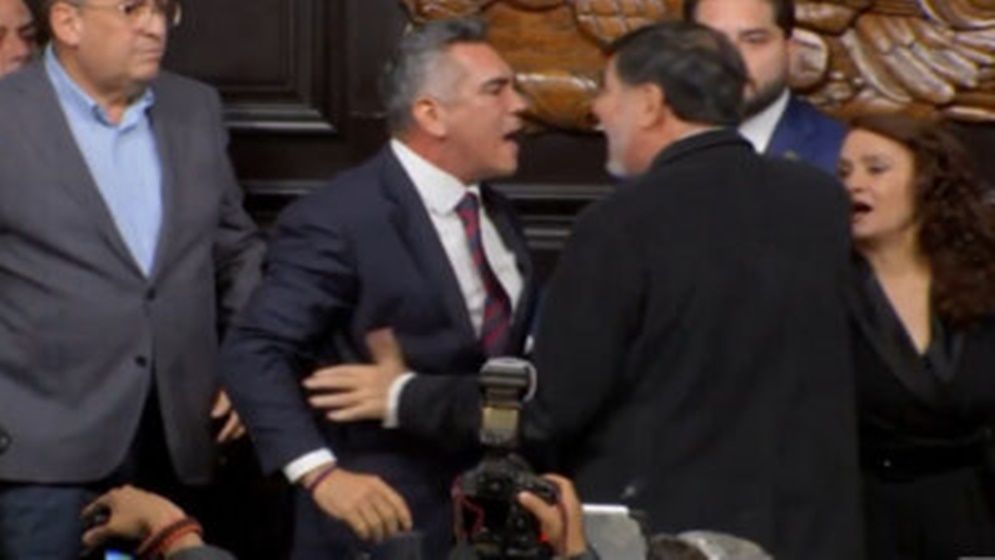 মেক্সিকোর সিনেটে অধিবেশন শেষে মারামারি