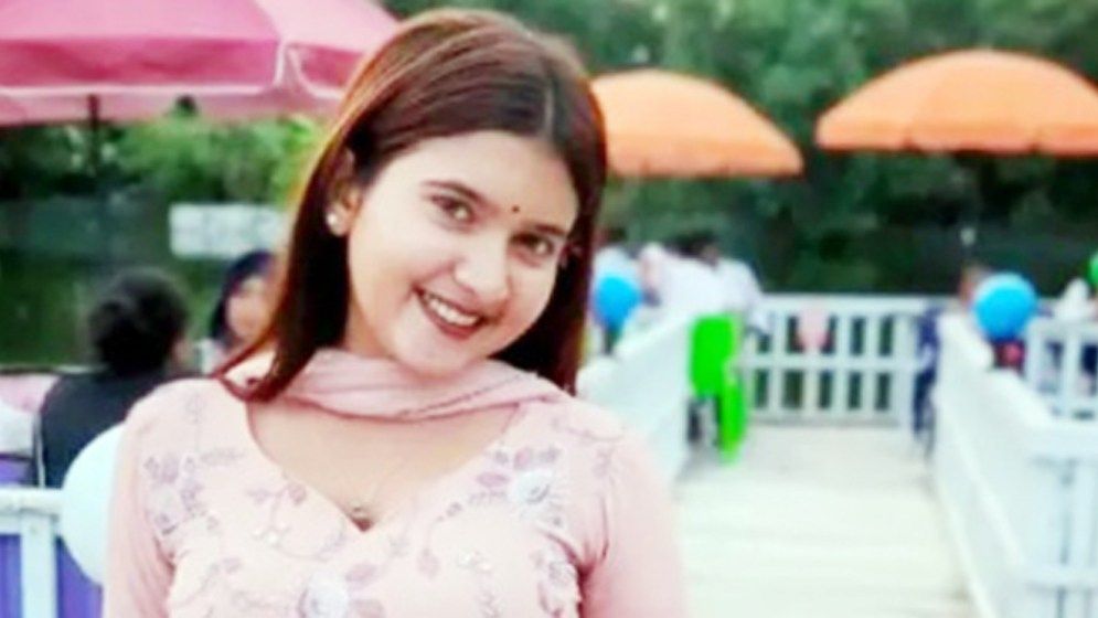 পুরুষ সঙ্গীসহ মাহিয়া মাহি আটক