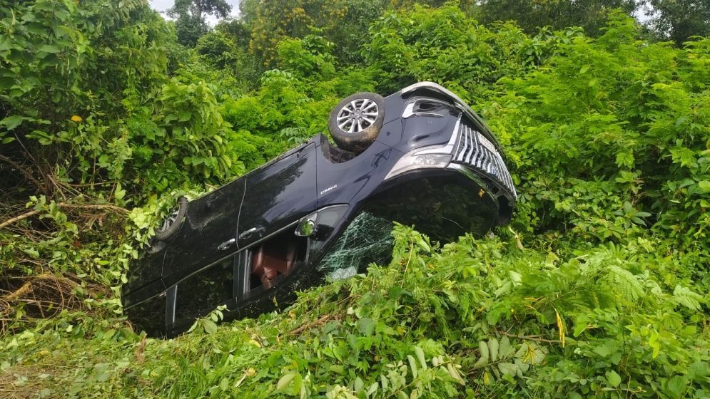 উলটে যাওয়া প্রাইভেট কার। ছবি: যুগান্তর