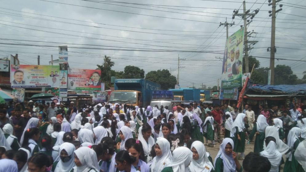 গাজীপুরে স্কুল শিক্ষার্থীদের মহাসড়ক অবরোধ। ছবি: যুগান্তর