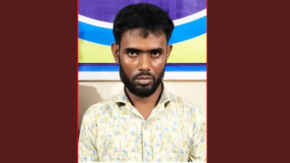 আটক রিয়াজুল ইসলাম। ছবি: যুগান্তর