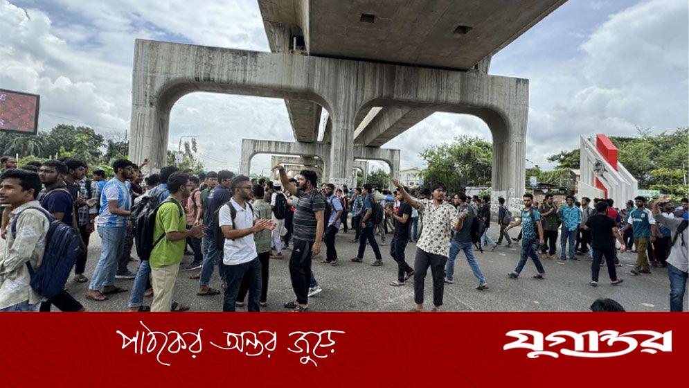 তিন দফা দাবিতে শেকৃবি শিক্ষার্থীদের আগারগাঁও অবরোধ, যাত্রী দুর্ভোগ চরমে