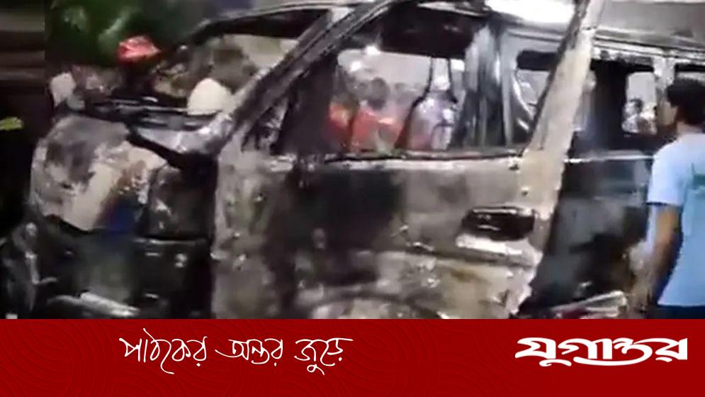 নারায়ণগঞ্জের জেনারেল হাসপাতালের সামনে অ্যাম্বুলেন্সে আগুন