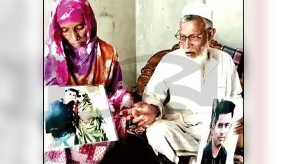 শহীদ জোবায়ের আহমেদের ছবি হাতে মা-বাবা। ছবি: যুগান্তর