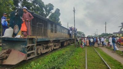 গফরগাঁওয়ে ট্রেনে আগুন লেগে ইঞ্জিন বিকল
