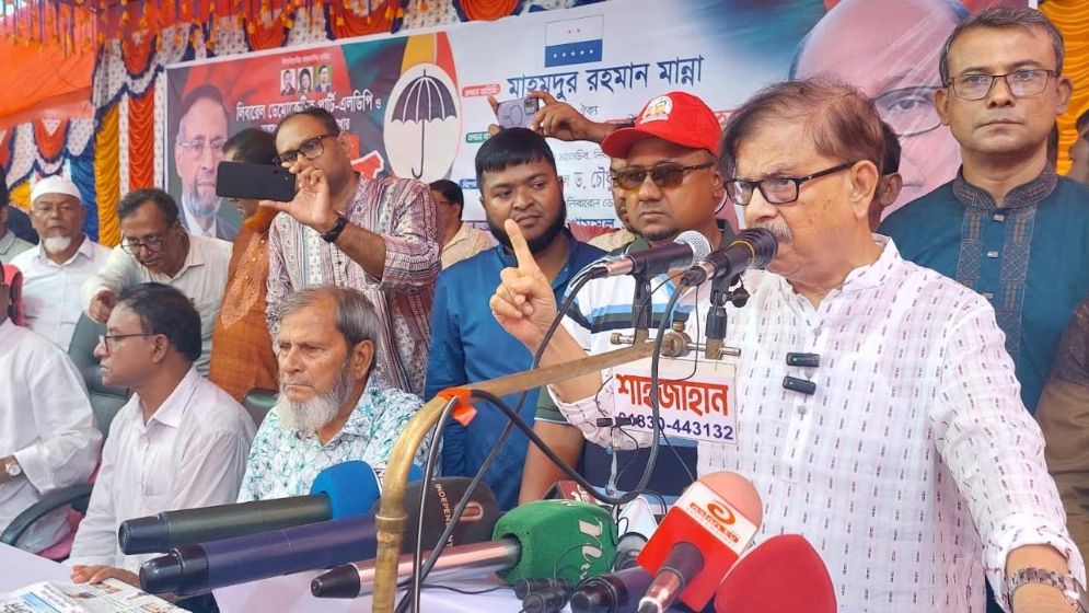 বক্তব্য রাখছেন মাহমুদুর রহমান মান্না। ছবি: যুগান্তর