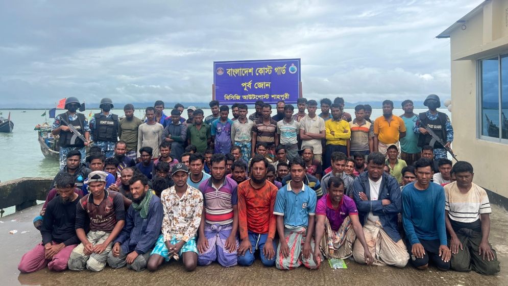 আটক জেলেরা। ছবি: যুগান্তর